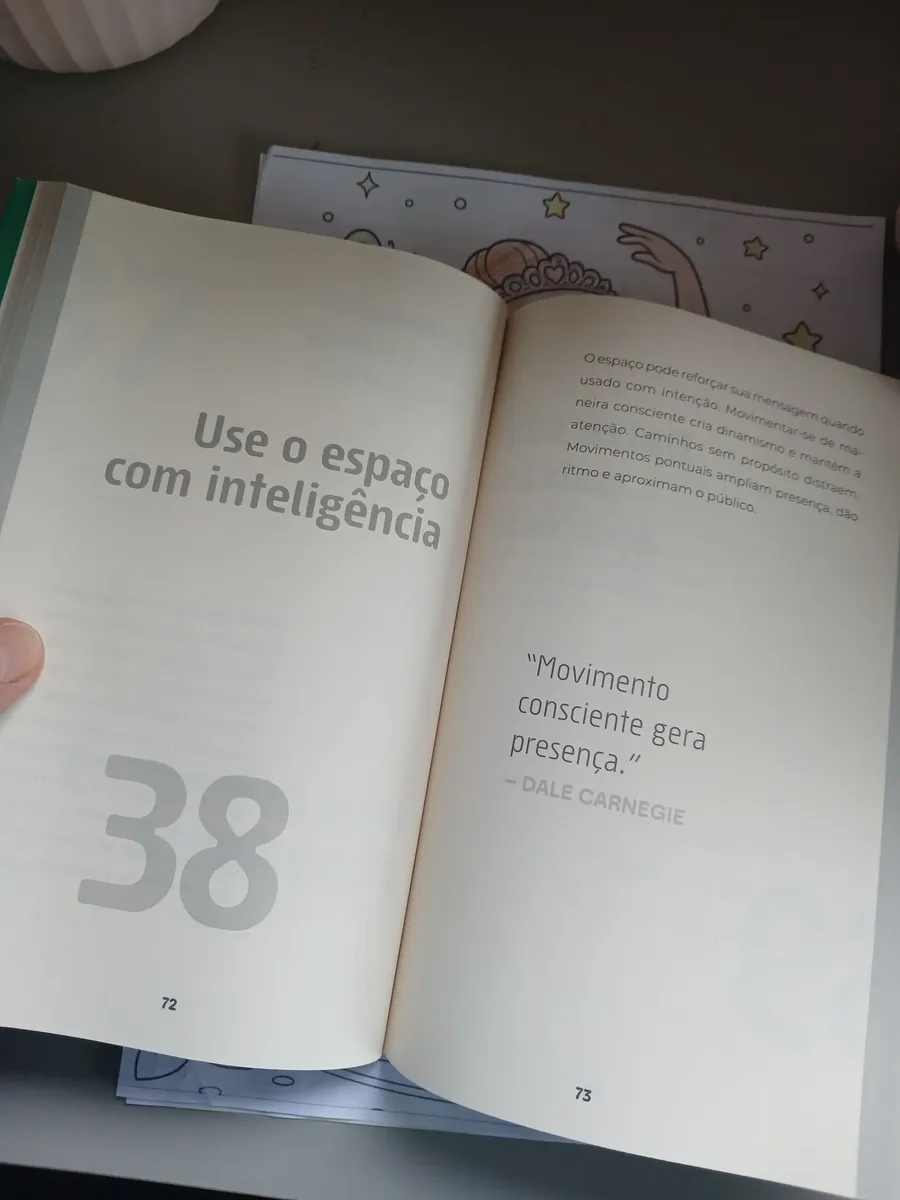 Foto de cliente mostrando o livro aberto e suas páginas